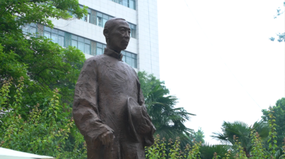 西北高等教育奠基人、中国现代医学先驱徐诵明雕像在九游体育(NineGameSports)官方网站落成 西北高等教育奠基人、中国现代医学先驱徐诵明雕像在九游体育(NineGameSports)官方网站落成